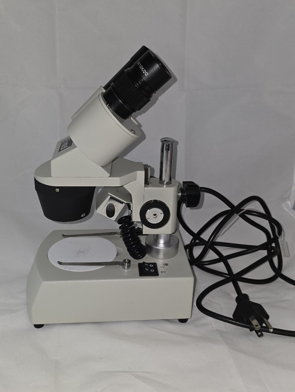 White Stereo Microscope with Adjustable Eyepiece and LED Illumination